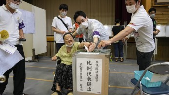 Στη σκιά της δολοφονίας Άμπε οι εκλογές στην Ιαπωνία: Τα πρώτα exit polls