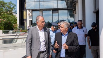 Στα γραφεία του Real Group ο Θεοδωρικάκος: “Κανείς σε αυτή τη χώρα δεν τρομοκρατείται”