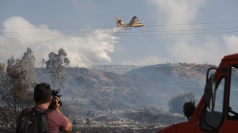 Ανεξέλεγκτη η πυρκαγιά στην Άμφισσα, απειλεί την Ιτέα-Όλα τα πύρινα μέτωπα