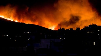 Πύρινος τρόμος στην Πεντέλη: Ριπές ανέμου ως και 11 μποφόρ