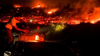 Φωτιά στην Πεντέλη: Μήνυμα του 112 για εκκένωση των ανατολικών περιοχών του Γέρακα