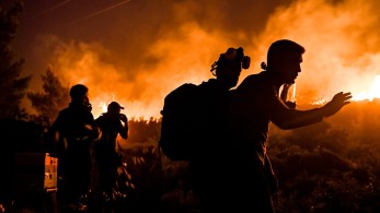Πεντέλη: Ολονύχτια μάχη με τις φλόγες / Μήνυμα 112: Εκκενώνεται η Βούλα Πικερμίου και το Πανόραμα Παλλήνης