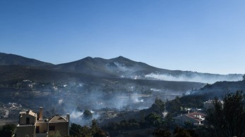 Φωτιά στην Πεντέλη: Στη μάχη με τις φλόγες και οι Ένοπλες Δυνάμεις