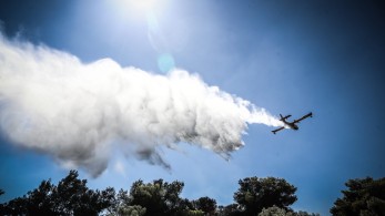 «Δυο πυρκαγιές ξεκίνησαν σχεδόν ταυτόχρονα»: Νέες αποκαλύψεις για τη φωτιά στην Πεντέλη