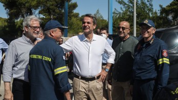 Στην Πεντέλη ο πρωθυπουργός: «Είμαστε ευγνώμονες», είπε στους πυροσβέστες