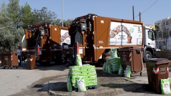 Παράδοση απορριμματοφόρων και καφέ κάδων στον Δήμο Βριλησσίων