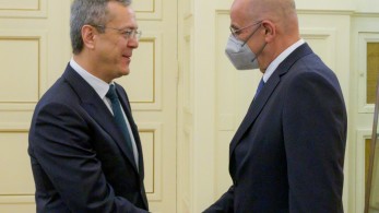 Συνάντηση Δένδια με τον πρέσβη του Ουζμπεκιστάν