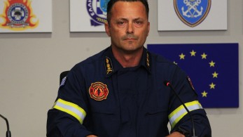 Φωτιά: 350 πυροσβέστες και 24 εναέρια μέσα επιχειρούν στην Πεντέλη