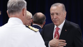 Τουρκική αντιπολίτευση κατά Ερντογάν: Μετά το “Μητσοτάκης γιοκ” ίσως γίνει και κουμπάρος του