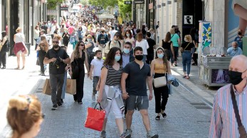 Κορωνοϊός: Οι τρεις παράγοντες που κρατούν ψηλά τα κρούσματα-Τα οφέλη της 4ης δόσης