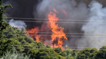 Σε εξέλιξη η φωτιά στην Καλλιθέα της Πάτρας