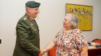 Συνάντηση Φλώρου με την πρέσβη της Ελλάδας στις ΗΠΑ: Στο επίκεντρο η εμβάθυνση των ελληνοαμερικανικών σχέσεων