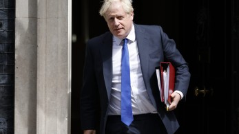 Στην αντεπίθεση ο Τζόνσον: Απέπεμψε ένα από τα επιφανέστερα στελέχη των Συντηρητικών