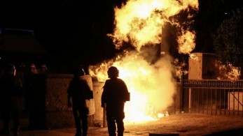 Πανεπιστημιούπολη: Πέταξαν μολότοφ κατά του κτιρίου των ΜΑΤ