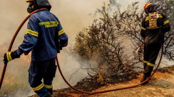 Μυτιλήνη: Μαίνεται η πυρκαγιά στην περιοχή των Βατερών