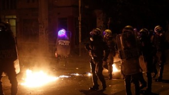 «Πεδίο μάχης» τα Εξάρχεια μετά την πορεία για τη 16χρονη από το Νέο Ηράκλειο