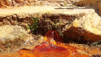 Λάρισα: Πόλος έλξης τουριστών η παραλία του δήμου Αγιάς με το κόκκινο ιαματικό νερό