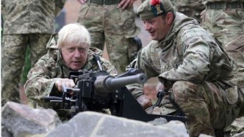 Ο Μπόρις Τζόνσον εκπαιδεύεται να πετάει χειροβομβίδες