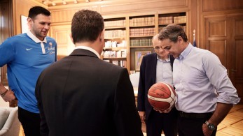 Στο Μαξίμου το επίσημο τρόπαιο του Eurobasket 2022-Το δώρο της Εθνικής στον πρωθυπουργό