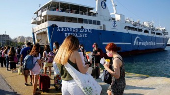 Έξοδος Δεκαπενταύγουστου: Πάνω από 100.000 φεύγουν από το λιμάνι του Πειραιά