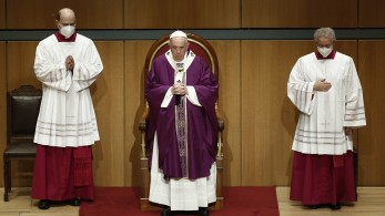 Βατικανό: Ο πάπας λέει ότι η ηλικία και τα προβλήματα υγείας του οδηγούν σε μια νέα φάση στη θητεία του