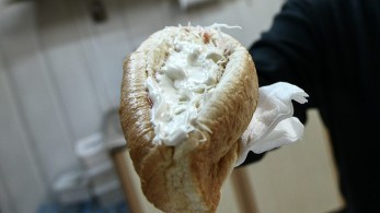 Βρήκε μαχαίρι σε σάντουιτς που παρήγγειλε