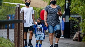 ΗΠΑ: Σήμα χαλάρωσης των μέτρων για τον κορωνοϊό από τα CDC-Μάσκα αντί για καραντίνα