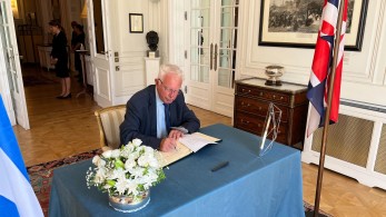 Ο Παναγιώτης Πικραμμένος υπέγραψε στο βιβλίο συλλυπητηρίων για τον θάνατο της Ελισάβετ