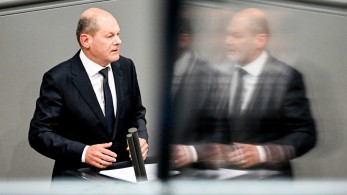 Αντιδράσεις για τη μη χρήση μάσκας στο κυβερνητικό αεροσκάφος