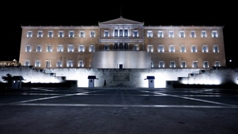 Η Βουλή δίνει το παράδειγμα και… «χαμηλώνει τα φώτα» εν μέσω ενεργειακής κρίσης