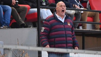 Ο Αχιλλέας Μπέος ξυλοφορτώνει  μοτοσικλετιστή στη μέση του δρόμου