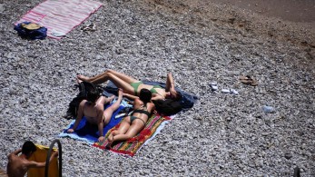 Οι μύθοι για το “υγιεινό” μαύρισμα επιμένουν  παρά τις προειδοποιήσεις για καρκίνο και γήρανση του δέρματος