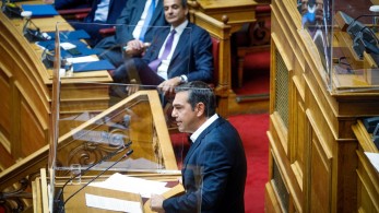 «Περίπατος» της κυβέρνησης παρά το… φλερτ ΣΥΡΙΖΑ-ΠΑΣΟΚ