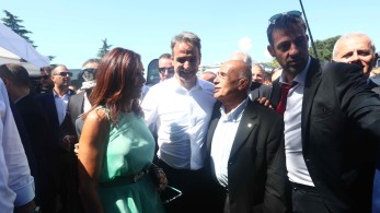 86η ΔΕΘ-Χάρισαν στον Μητσοτάκη ποδιά μαγειρικής και ψωμί πινακωτής