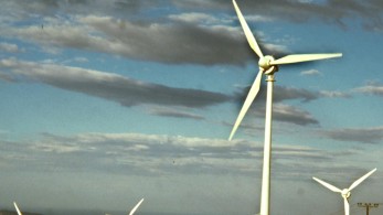 ΕΛΕΤΑΕΝ: Τα αιολικά πάρκα δεν έχουν υπερκέρδη – Επιδοτούν τους καταναλωτές