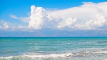 Εγκωμιαστικό δημοσίευμα για τις καθαρές παραλίες της Αττικής