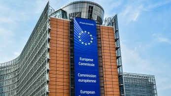 Αστεϊσμοί Μαμέρ: Με πουλόβερ στα γραφεία της Κομισιόν τον χειμώνα