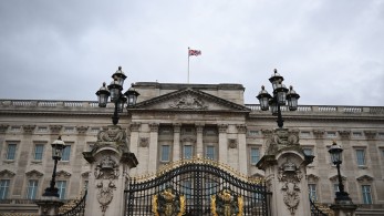 Νέος μονάρχης ο Κάρολος-Τι ακολουθεί μετά τον θάνατο της βασίλισσας Ελισάβετ