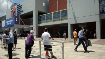 Ξεκινούν οι πρώτοι εμβολιασμοί με τα επικαιροποιημένα εμβόλια-Ποιοι πρέπει να τα κάνουν