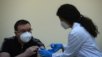 Κορωνοϊός: Μόνο ενισχυτικός εμβολιασμός με τα νέα σκευάσματα 