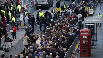 Σε 24ωρο λαϊκό προσκύνημα το φέρετρο της βασίλισσας Ελισάβετ