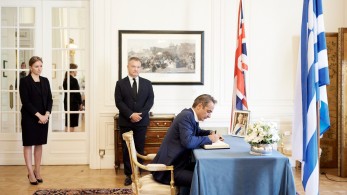 Τα συλληπητήρια Μητσοτάκη στο βιβλίο της βρετανικής Πρεσβείας για την απώλεια της Ελισάβετ