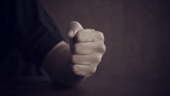 «Του είπα να χωρίσουμε και προσπάθησε να με πνίξει»-Θύματα κακοποίησης εξομολογούνται