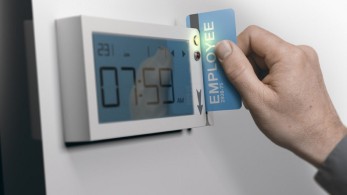 Πρόστιμα έως 4.000 για την Ψηφιακή Κάρτα Εργασίας – Εως 8.000 ευρώ για εργασιακή παρενόχληση