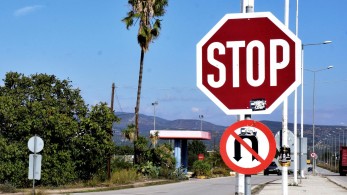 Πρωτοποριακές πινακίδες STOP σε επικίνδυνους δρόμους της Αττικής (Βίντεο)