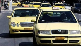 Κλάρα δέντρου έπεσε σε ταξί στην Κόρινθο (Βίντεο)