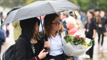 Θάνατος βασίλισσας Ελισάβετ: Χιλιάδες κόσμου αφήνουν λουλούδια στα Ανάκτορα του Μπάκιγχαμ