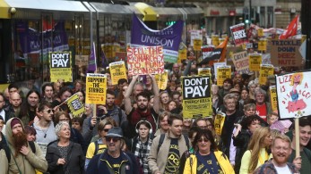 Στους δρόμους οι πολίτες σε Βρετανία & Γερμανία για την ακρίβεια