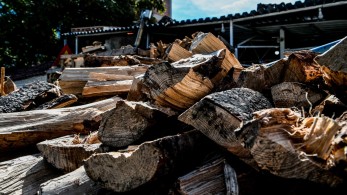 Πλαφόν σε καυσόξυλα και πέλλετ: Πρόστιμα που φτάνουν τις 100.000 ευρώ