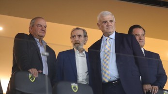 ΑΕΚ-Αγιά Σοφιά: Στο γήπεδο Βαρδινογιάννης, Καραμανλής, Άδωνις, Σταϊκούρας